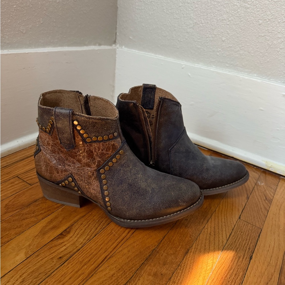 Circle G Corral Distressed Brown Ankle Boots with Stud Accents 9 NWOT